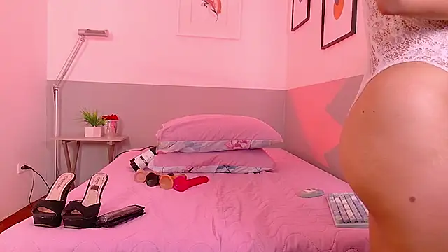 cutepetitee online show from December 5, 7:48 pm