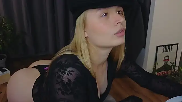 lisa schiele online show from October 26, 8:15 pm