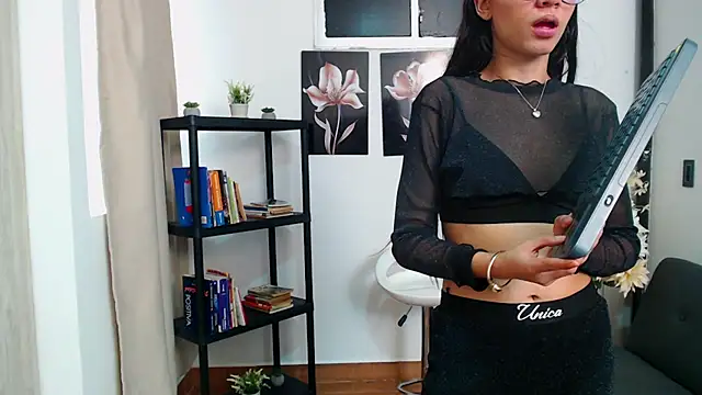 pinky f00x online show from February 2, 8:30 pm