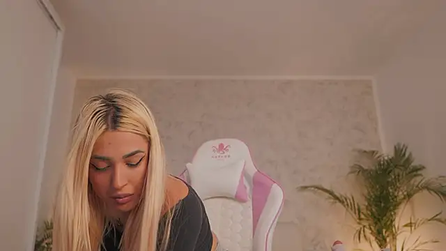 daisyblushh online show from April 14, 3:01 pm