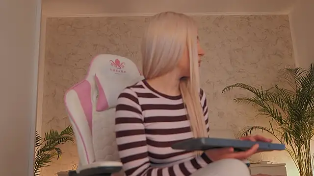 daisyblushh online show from March 10, 4:33 pm