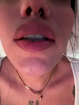 Snapshot of Bella__Wood chatting on October 1, 8:36 pm Bella  Wood online show from October 1, 8:36 pm