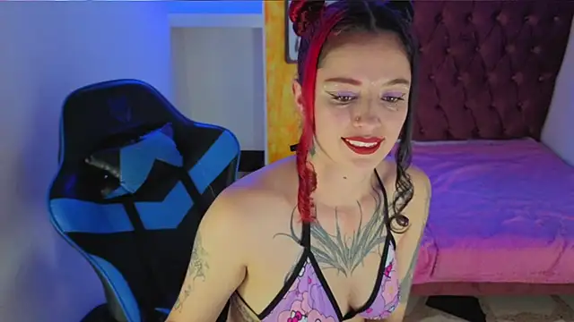 Snapshot of _lucia_21 chatting on October 15, 9:06 pm lucia 21 online show from October 15, 9:06 pm