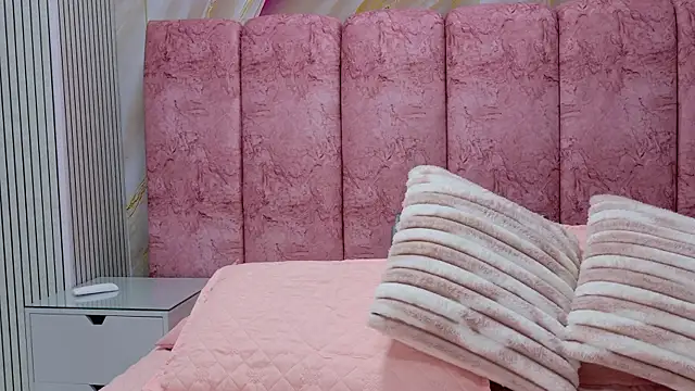 emmacurvy online show from April 14, 3:06 am