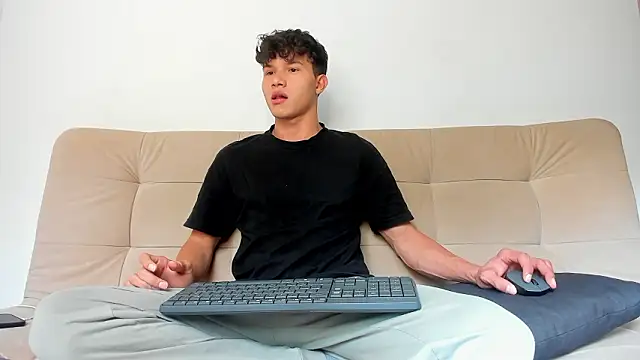 2Amateur Guys online show from March 19, 9:41 pm