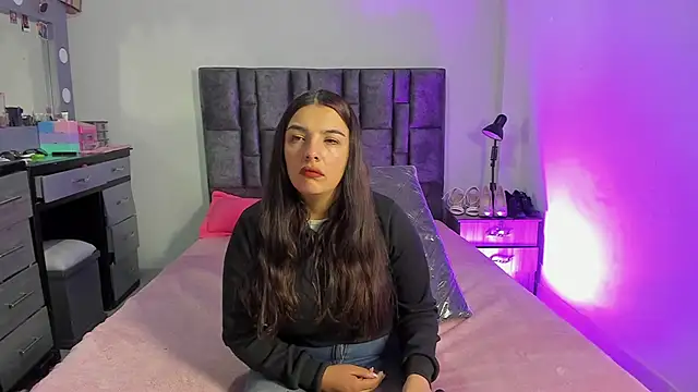 Esmeraldaa- online show from January 18, 10:00 am