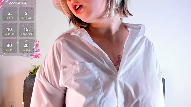 girlllsooft online show from September 22, 4:38 pm