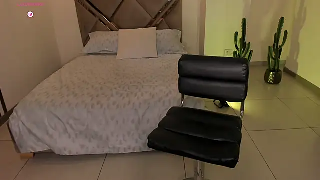 IsabellaMoreau online show from February 22, 7:48 pm