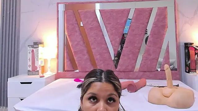 Wonderkloe  online show from February 3, 7:29 pm