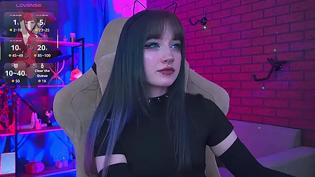 LiliLuna online show from February 21, 4:30 pm