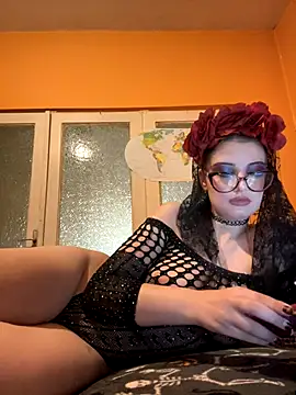 Larra69 online show from October 31, 7:07 pm