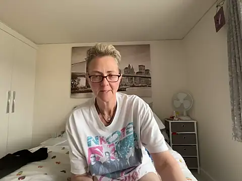 Curvy-Jinx online show from April 17, 7:32 am