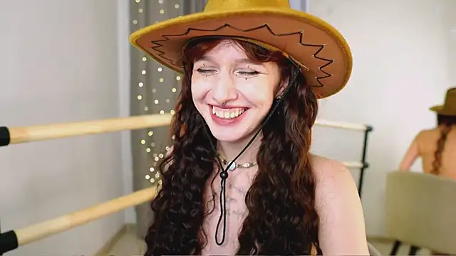 LeelooYolo online show from December 13, 7:53 pm