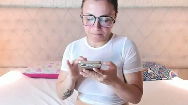 PaulinnaBlue online show from November 6, 10:15 pm