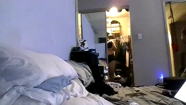 Triggerhappycj100 online show from April 19, 8:44 pm