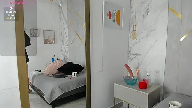 IsisNoir online show from February 4, 8:12 pm