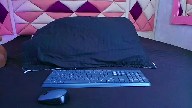 Snapshot of valecastro_ chatting on September 24, 7:13 pm valecastro online show from September 24, 7:13 pm