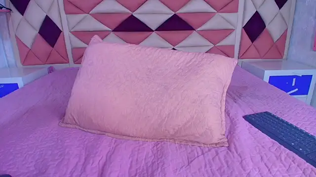 Snapshot of valecastro_ chatting on September 13, 7:22 pm valecastro online show from September 13, 7:22 pm