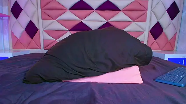 Snapshot of valecastro_ chatting on October 8, 7:40 pm valecastro online show from October 8, 7:40 pm