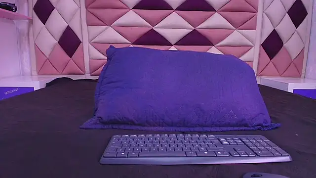 Snapshot of valecastro_ chatting on September 22, 7:12 pm valecastro online show from September 22, 7:12 pm