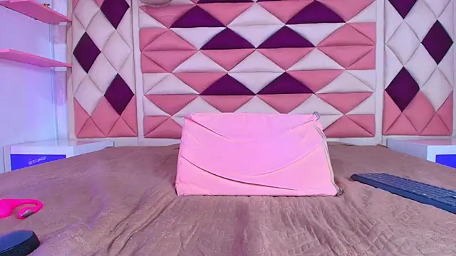 Snapshot of valecastro_ chatting on September 20, 8:18 pm valecastro online show from September 20, 8:18 pm