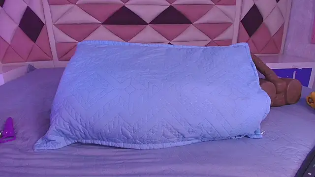 Snapshot of valecastro_ chatting on September 8, 7:13 pm valecastro online show from September 8, 7:13 pm