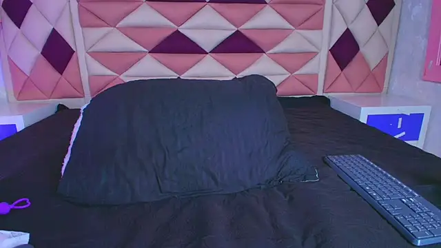 Snapshot of valecastro_ chatting on September 18, 7:23 pm valecastro online show from September 18, 7:23 pm