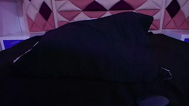 Snapshot of valecastro_ chatting on September 25, 7:23 pm valecastro online show from September 25, 7:23 pm