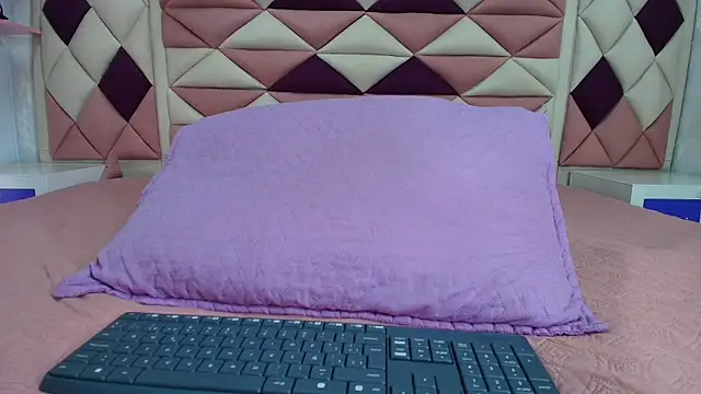 Snapshot of valecastro_ chatting on October 6, 7:18 pm valecastro online show from October 6, 7:18 pm