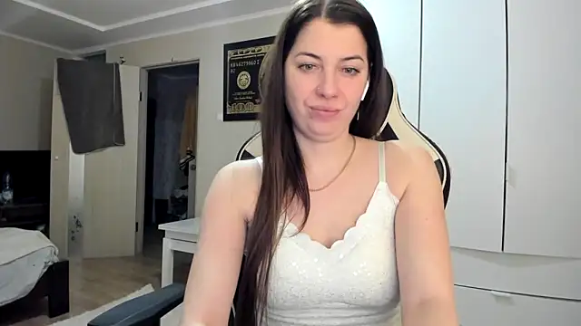 EmiLovsi online show from February 4, 8:45 pm