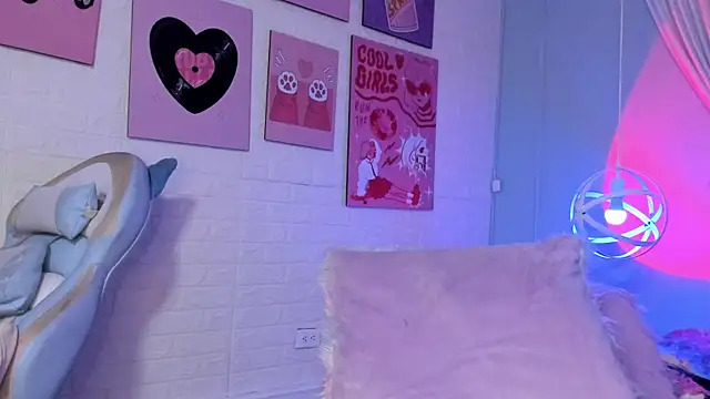 Hannahpage online show from October 15, 3:25 pm