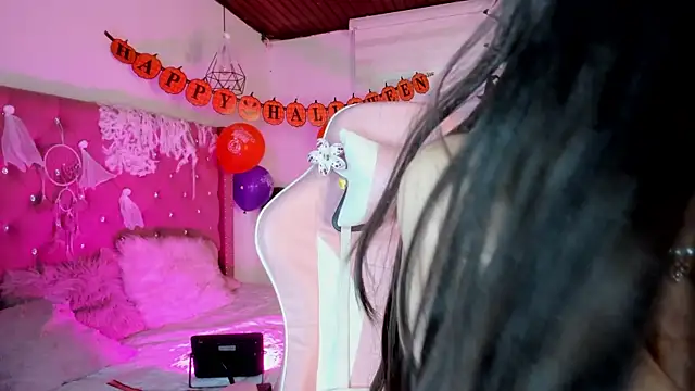 Jade rey  online show from October 18, 9:05 pm