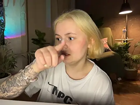 MoonIvy  online show from April 16, 6:51 pm