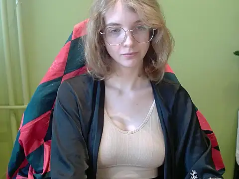 juicyPenny online show from February 3, 7:35 am