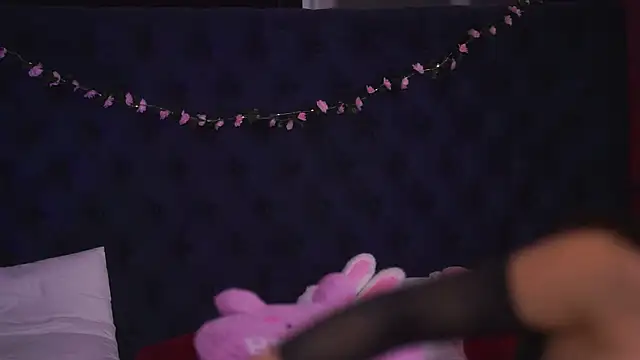 LalaRoze online show from December 19, 8:45 pm