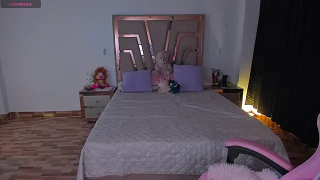 lunaarose online show from April 7, 3:19 am