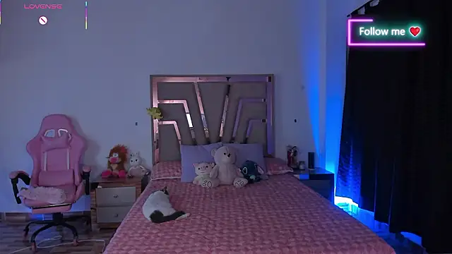 lunaarose online show from February 18, 3:49 am