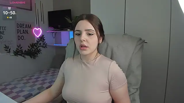 LiaWoow online show from April 13, 1:56 pm