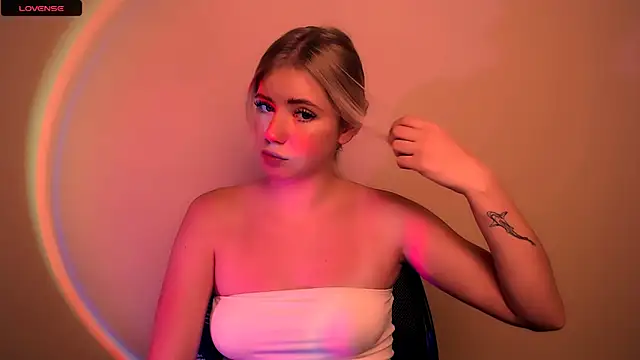 AliceHotty  online show from October 28, 1:50 pm