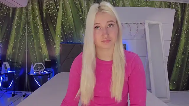 HollyTailors online show from April 1, 5:30 am