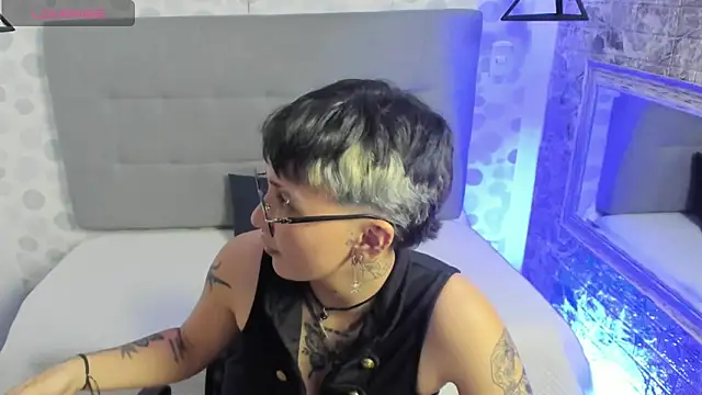 Snapshot of emahills__axelrose chatting on September 20, 2:21 am emahills  axelrose online show from September 20, 2:21 am