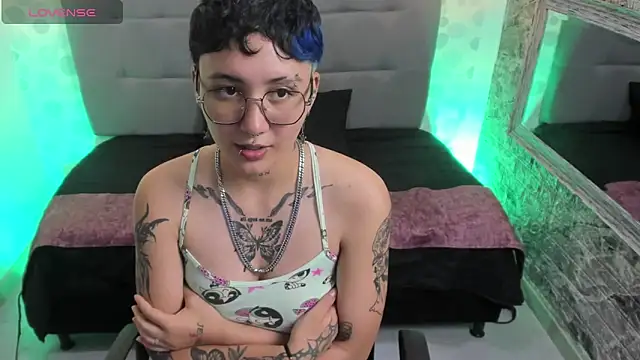 Snapshot of emahills__axelrose chatting on September 27, 8:43 am emahills  axelrose online show from September 27, 8:43 am