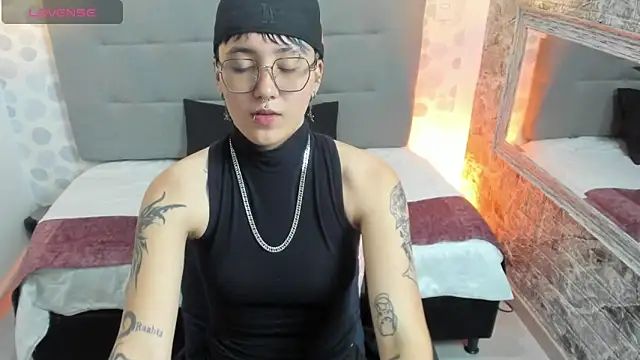 Snapshot of emahills__axelrose chatting on October 3, 3:22 am emahills  axelrose online show from October 3, 3:22 am