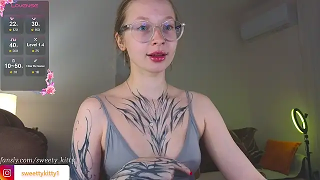 sweettykitty online show from October 9, 2:32 pm