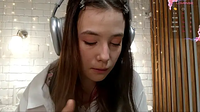 Honeey Beee online show from December 21, 5:17 pm