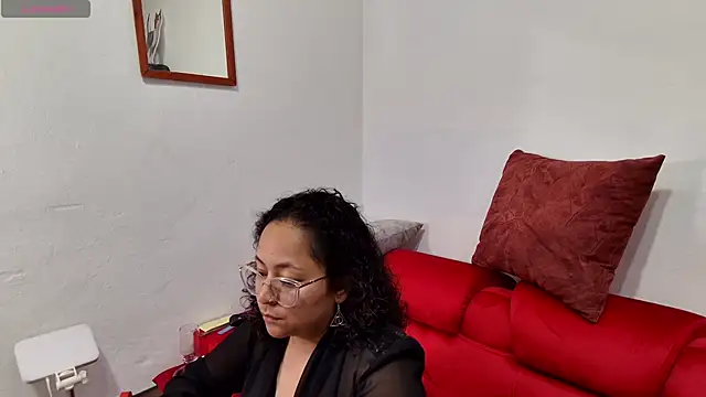 Sophiaburton online show from October 6, 9:08 pm