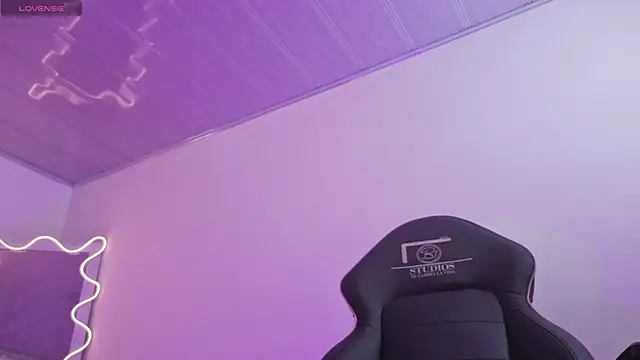 ZURY TAY online show from November 10, 12:11 pm