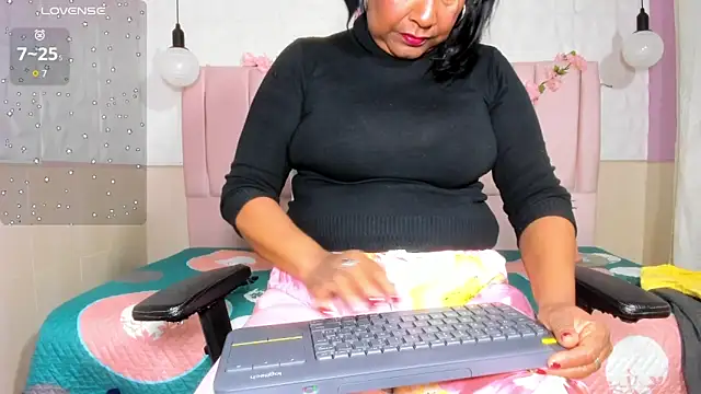 Snapshot of mya_blaze chatting on October 22, 12:21 pm mya blaze online show from October 22, 12:21 pm
