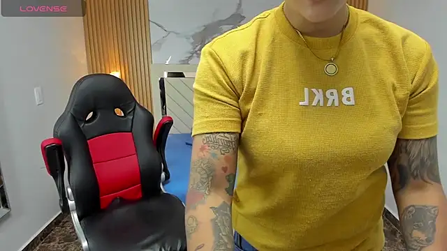 KAROLLJONES1 online show from November 4, 7:19 pm