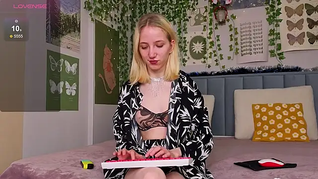 EmmaNovak online show from December 14, 4:13 pm